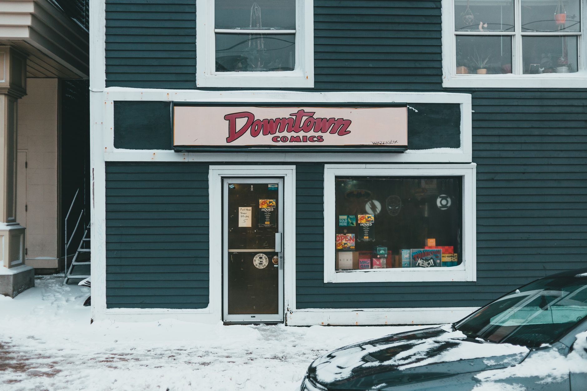 façade d’un commerce dunkerquois équipée d’une enseigne lisible et d’une vitrine soigneusement habillée