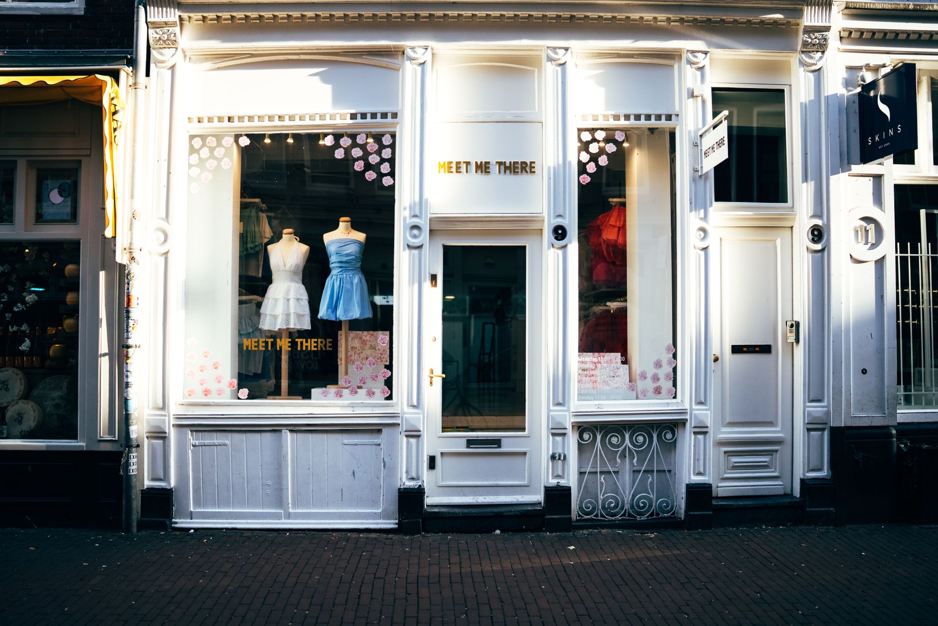 vitrine de commerce à Dunkerque avec lettrage adhésif extérieur personnalisé, lisible depuis la rue, dans une ambiance de centre-ville littoral